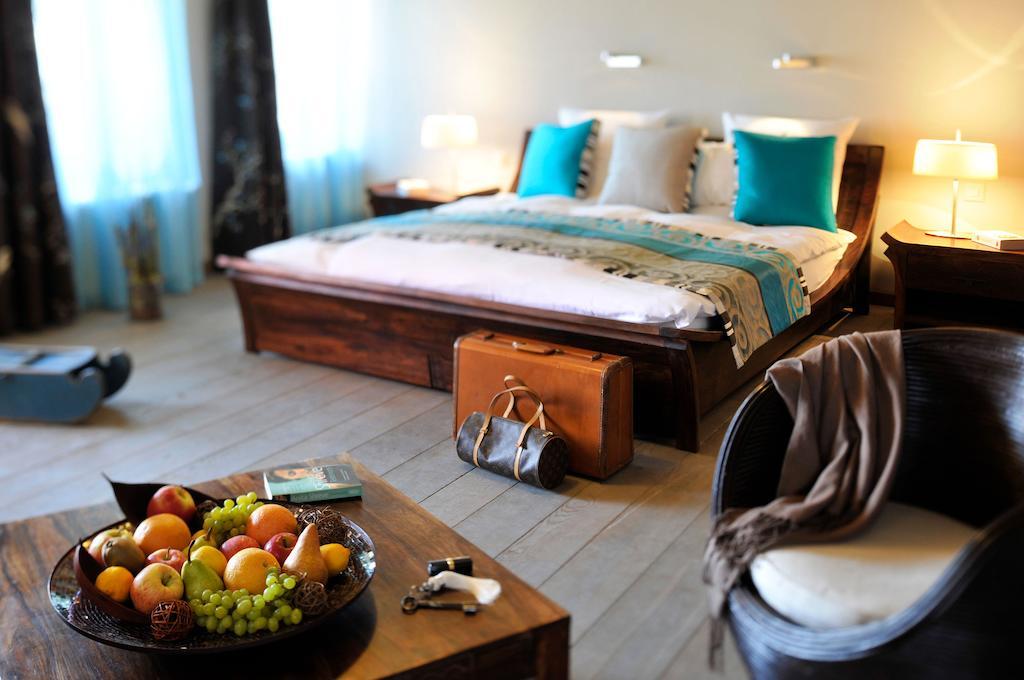 La Belle Saison Bed and Breakfast Mollens  Rum bild